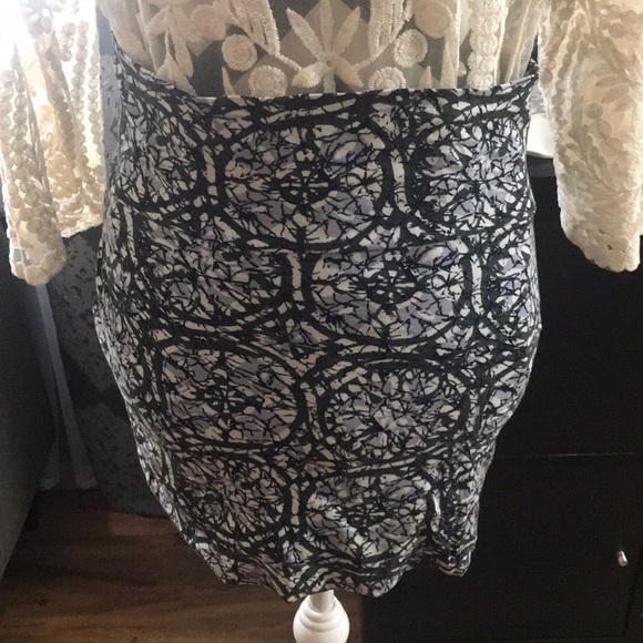 mini skirt - Picture 2 of 4